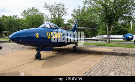 Koreanische Kriegszeit Grumman F9F-5 Panther Navy Kampfjet auf dem Display in Blue Angel Farben im Aviation Heritage Park, Bowling Green, Kentucky, USA Stockfoto