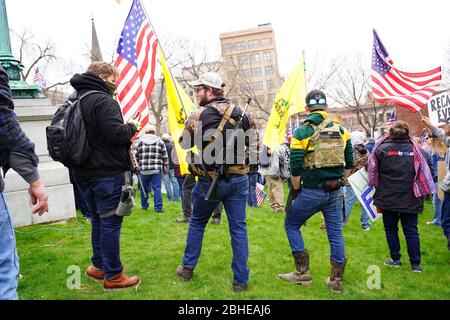 Wisconsiniten versammelten sich im Capitol of Wisconsin Protest gegen sicherere zu Hause Ordnung wegen der Coronavirus Pandemie, um den Staat wieder öffnen zu lassen. Stockfoto