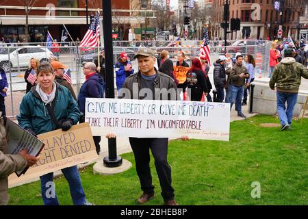 Wisconsiniten versammelten sich im Capitol of Wisconsin Protest gegen sicherere zu Hause Ordnung wegen der Coronavirus Pandemie, um den Staat wieder öffnen zu lassen. Stockfoto