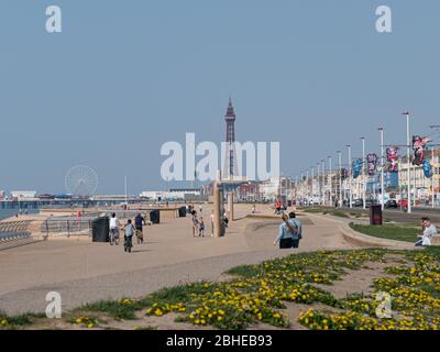 Blackpool, Großbritannien. April 2020. Wetternachrichten. Ein warmer Wochenendtag, da immer mehr Menschen trotz der Blockierung zum Strand fahren. Die Zahl der Radfahrer entlang der Promenade hat sich in den letzten Wochen deutlich erhöht. Quelle: Gary Telford/Alamy Live News Stockfoto