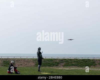 Blackpool, Großbritannien. April 2020. Wetternachrichten. Ein warmer Wochenendtag, da immer mehr Menschen trotz der Blockierung zum Strand fahren. Die Zahl der Radfahrer entlang der Promenade hat sich in den letzten Wochen deutlich erhöht. Quelle: Gary Telford/Alamy Live News Stockfoto