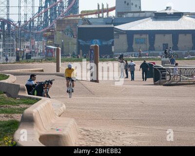 Blackpool, Großbritannien. April 2020. Wetternachrichten. Ein warmer Wochenendtag, da immer mehr Menschen trotz der Blockierung zum Strand fahren. Die Zahl der Radfahrer entlang der Promenade hat sich in den letzten Wochen deutlich erhöht. Quelle: Gary Telford/Alamy Live News Stockfoto