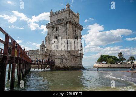 Lissabon, Portugal, 19. Oktober 2018: Die berühmten und malerischen Belem Turm am Fluss Tejo in Lissabon Portugal Stockfoto