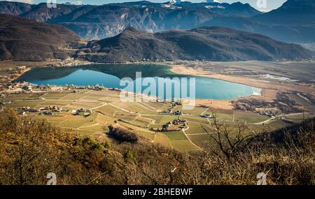 Kalterer See an der Südtiroler Weinstraße bei Bozen, Italien, Europa. Winterlandschaft Kalterer See Stockfoto