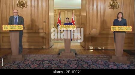 Bildschirmschnappung von (von links nach rechts) National Medical Director bei NHS England Stephen Powis, Innenminister Priti Patel und Lynne Owens, Generaldirektor der National Crime Agency während einer Medienbesprechung in Downing Street, London, über Coronavirus (COVID-19). Stockfoto