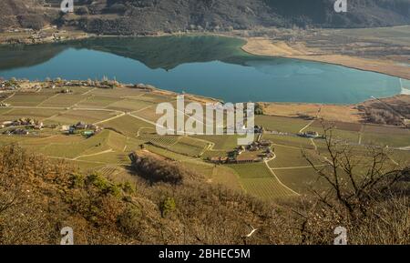 Kalterer See an der Südtiroler Weinstraße bei Bozen, Italien, Europa. Winterlandschaft Kalterer See Stockfoto