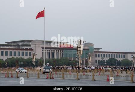 Chinesen auf dem Platz des Himmlischen Friedens warten auf die Absenkung der chinesischen Flagge in Peking, China, Asien. Stockfoto