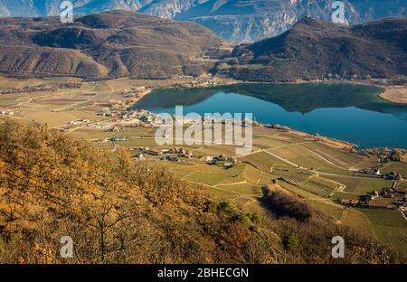 Kalterer See an der Südtiroler Weinstraße bei Bozen, Italien, Europa. Winterlandschaft Kalterer See Stockfoto