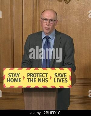 Bildschirmschnappung von (von links nach rechts) National Medical Director bei NHS England Stephen Powis während einer Medienbesprechung in Downing Street, London, über Coronavirus (COVID-19). Stockfoto