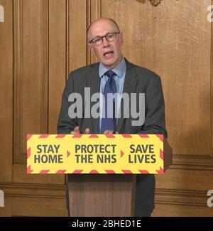 Bildschirmschnappung von (von links nach rechts) National Medical Director bei NHS England Stephen Powis während einer Medienbesprechung in Downing Street, London, über Coronavirus (COVID-19). Stockfoto