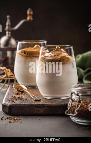 Dalgona Kaffee in Glas Tasse Stockfoto