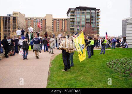 Wisconsiniten versammelten sich im Capitol of Wisconsin Protest gegen sicherere zu Hause Ordnung wegen der Coronavirus Pandemie, um den Staat wieder öffnen zu lassen. Stockfoto