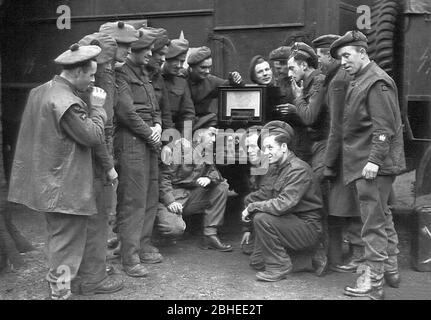 Schottische Truppen im Zweiten Weltkrieg. Schottische Truppen hören Radio Stockfoto