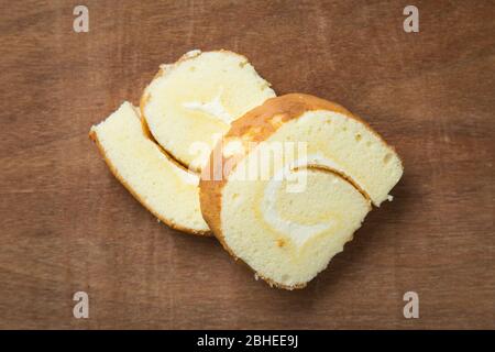 Scheiben Vanillekuchen auf Holztisch. Stockfoto