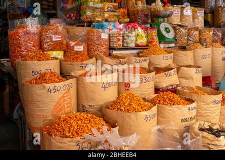 Ho Chi Minh City, Vietnam - 10. April 2018: Verschiedene Arten von trockenen Garnelen in Taschen auf einem Bauernmarkt. Stockfoto