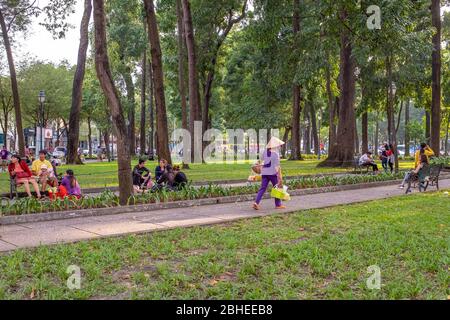 Ho Chi Minh City, Vietnam - 7. April 2018: Am späten Nachmittag schlendern und sitzen einige Einheimische in einem Park Stockfoto