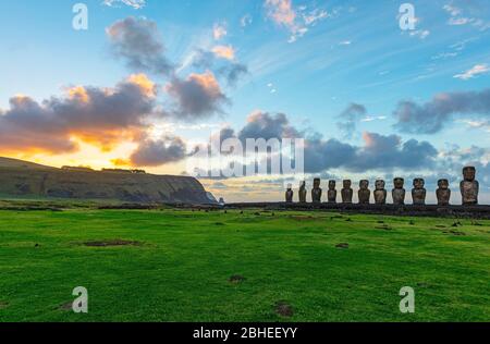 Die Moai-Statuen von Ahu Tongariki bei Sonnenaufgang, Rapa Nui (Osterinsel), Chile. Stockfoto