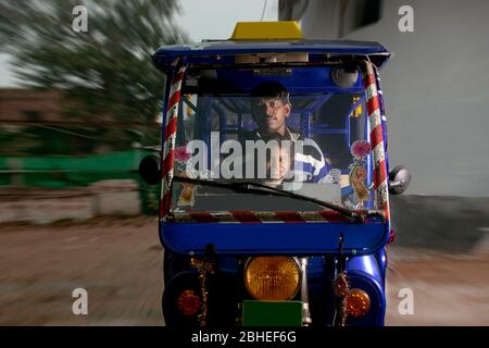 indischer Vater, der mit seinem Kind in Indien unterwegs war Stockfoto