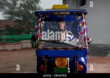 indischer Vater, der mit seinem Kind in Indien unterwegs war Stockfoto