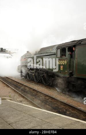 Die 'Union of South Africa' schleppt ihren leeren Bestand von Bahnsteig 4 in Cardiff Central nach Canton. Stockfoto