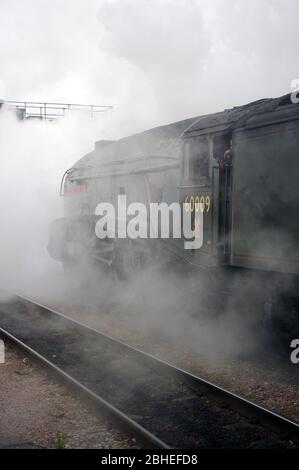 Die 'Union of South Africa' schleppt ihren leeren Bestand von Bahnsteig 4 in Cardiff Central nach Canton. Stockfoto