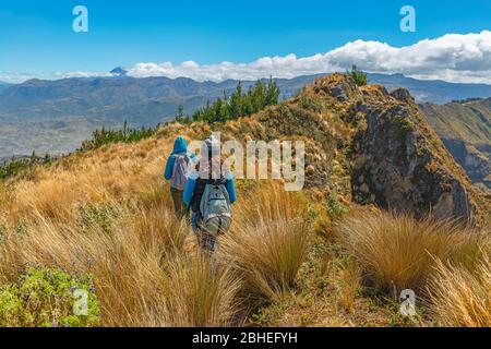 Zwei Frauen wandern entlang der berühmten Quilotoa Loop Trekking in den Anden von Ecuador in der Nähe von Quito, Südamerika. Stockfoto