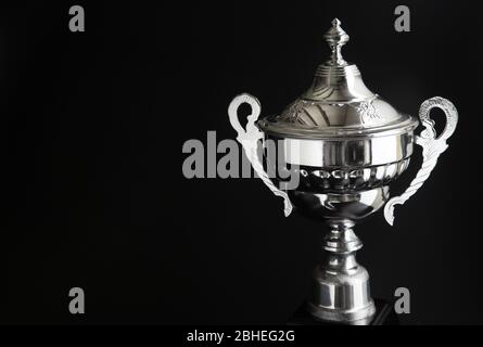 Nahaufnahme der Silbertrophäe auf schwarzem Hintergrund. Auszeichnungen mit Textfläche für Text und Design. Stockfoto