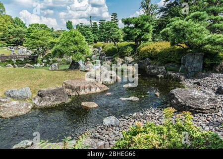 Kyoto, Japan, Asien - 3. September 2019 : Bach im Garten des Nijo Castle Stockfoto