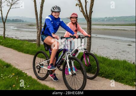 Courtmacsherry, West Cork, Irland. April 2020. An einem sonnigen Tag in West Cork waren die Einheimischen Lola und Saoirse O'Donnell aus Courtmacsherry auf dem Fahrrad unterwegs. Credit: AG News/Alamy Live News Stockfoto