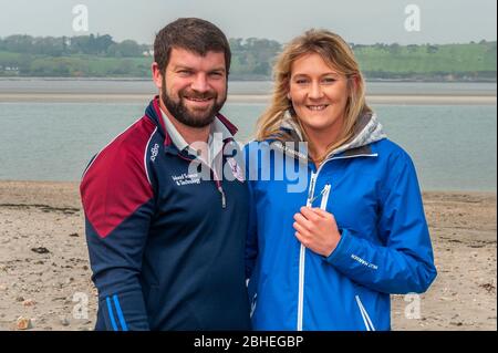 Courtmacsherry, West Cork, Irland. April 2020. An einem sonnigen Tag in West Cork machten die Einheimischen Trevor Gray und Jessica Deane einen Spaziergang am Courtmacsherry Beach. Credit: AG News/Alamy Live News Stockfoto