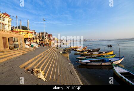 Morgenszene in Varanasi Ghat, Uttar Pradesh, Indien. Stockfoto