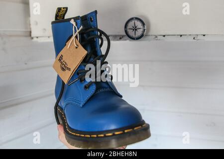 Oslonino, Polen 25. April 2020 Frau schaut sich ihr neues Paar Dr. Martens 1460 Air Wair blaue Lederstiefel in Oslonino, Polen an am 25. April 2020 © Vadim Pacajev / Alamy Live News Stockfoto