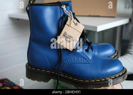 Oslonino, Polen 25. April 2020 Frau schaut sich ihr neues Paar Dr. Martens 1460 Air Wair blaue Lederstiefel in Oslonino, Polen an am 25. April 2020 © Vadim Pacajev / Alamy Live News Stockfoto