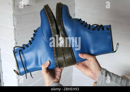 Oslonino, Polen 25. April 2020 Frau schaut sich ihr neues Paar Dr. Martens 1460 Air Wair blaue Lederstiefel in Oslonino, Polen an am 25. April 2020 © Vadim Pacajev / Alamy Live News Stockfoto