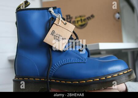 Oslonino, Polen 25. April 2020 Frau schaut sich ihr neues Paar Dr. Martens 1460 Air Wair blaue Lederstiefel in Oslonino, Polen an am 25. April 2020 © Vadim Pacajev / Alamy Live News Stockfoto