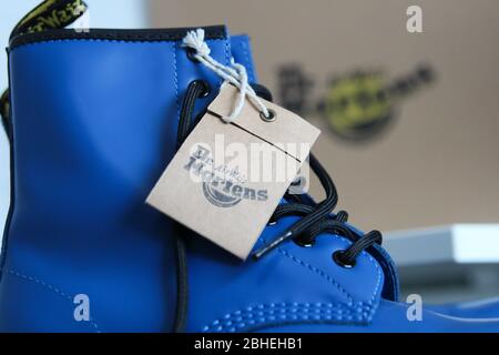 Oslonino, Polen 25. April 2020 Frau schaut sich ihr neues Paar Dr. Martens 1460 Air Wair blaue Lederstiefel in Oslonino, Polen an am 25. April 2020 © Vadim Pacajev / Alamy Live News Stockfoto