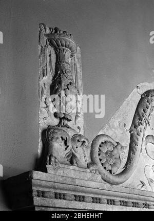 MOLDURA DE UNA DE LAS PUERTAS DEL CASTILLO DE LA CALAHORRA - SIGLO XVI-DECORACION PLATERESCA. Lage: CASTILLO. Cenes de la Vega. GRANADA. Spanien. Stockfoto