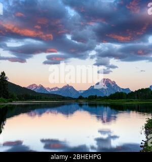 Das Morgenlicht beginnt, den Gipfel des Grand Teton zu erreichen Stockfoto