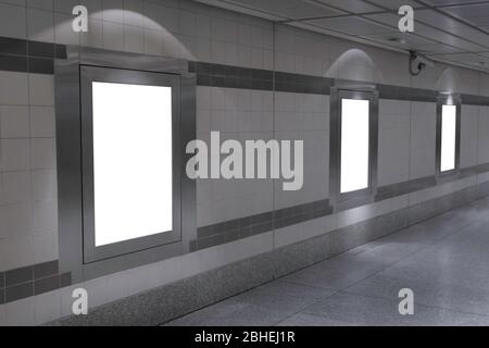 Leere Plakatwand in der U-Bahn oder U-Bahn-Station, nützlich für Werbung. Stockfoto