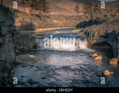 Kleiner Wasserfall am Orchon Fluss, karge, felsige Landschaft, Uvurkhangai Provinz, Mongolei, Asien Stockfoto