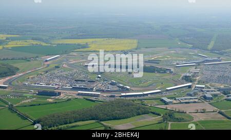 Eine Luftaufnahme der Silverstone Motorrennstrecke, Heimat des britischen Motorsports und Austragungsort vieler großer Veranstaltungen Stockfoto