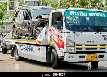 Ein abgestürztes Auto auf einem Abschleppwagen. Stockfoto