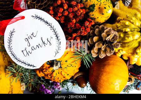 Thanksgiving Day Karte mit festlichen Herbst Dekorationen Stockfoto