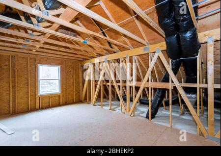 Heizungsrohre, Ventile schließen Installation des Daches des Hauses Stockfoto