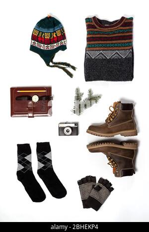 Winter Kleidung und Accessoires auf weißem Hintergrund angeordnet Stockfoto