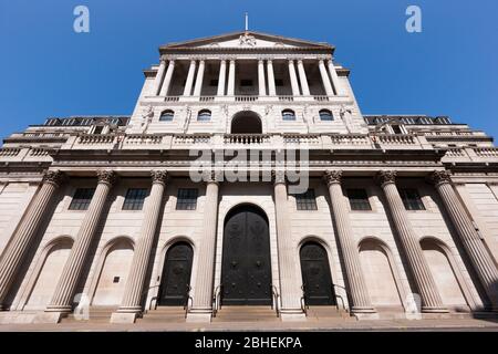 Vorderfassade des Bank of England Gebäudes auf Threadneedle St, London, EC2R 8AH. Die Bank kontrolliert die Zinssätze für Großbritannien. (118) Stockfoto