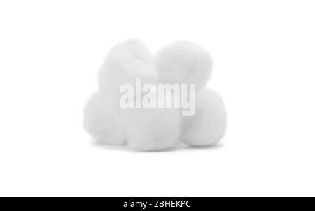 Kugeln aus flauschiger Watte isoliert auf weißem Hintergrund. Stockfoto