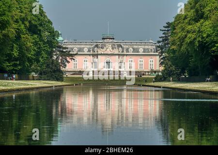 Schloss Benrath mit Schlossteich und Schloss Garten, Benrather Schloss