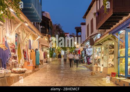 Blick auf die Straße in der Altstadt von Kas mit Boutiquen am Abend, Türkei Stockfoto