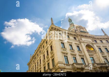 Palazzo delle Assicurazioni Palace Generali Gebäude auf Piazza Cordusio Platz in der historischen Innenstadt mit blauem Himmel Hintergrund, Mailand, Lombardei, Italien Stockfoto